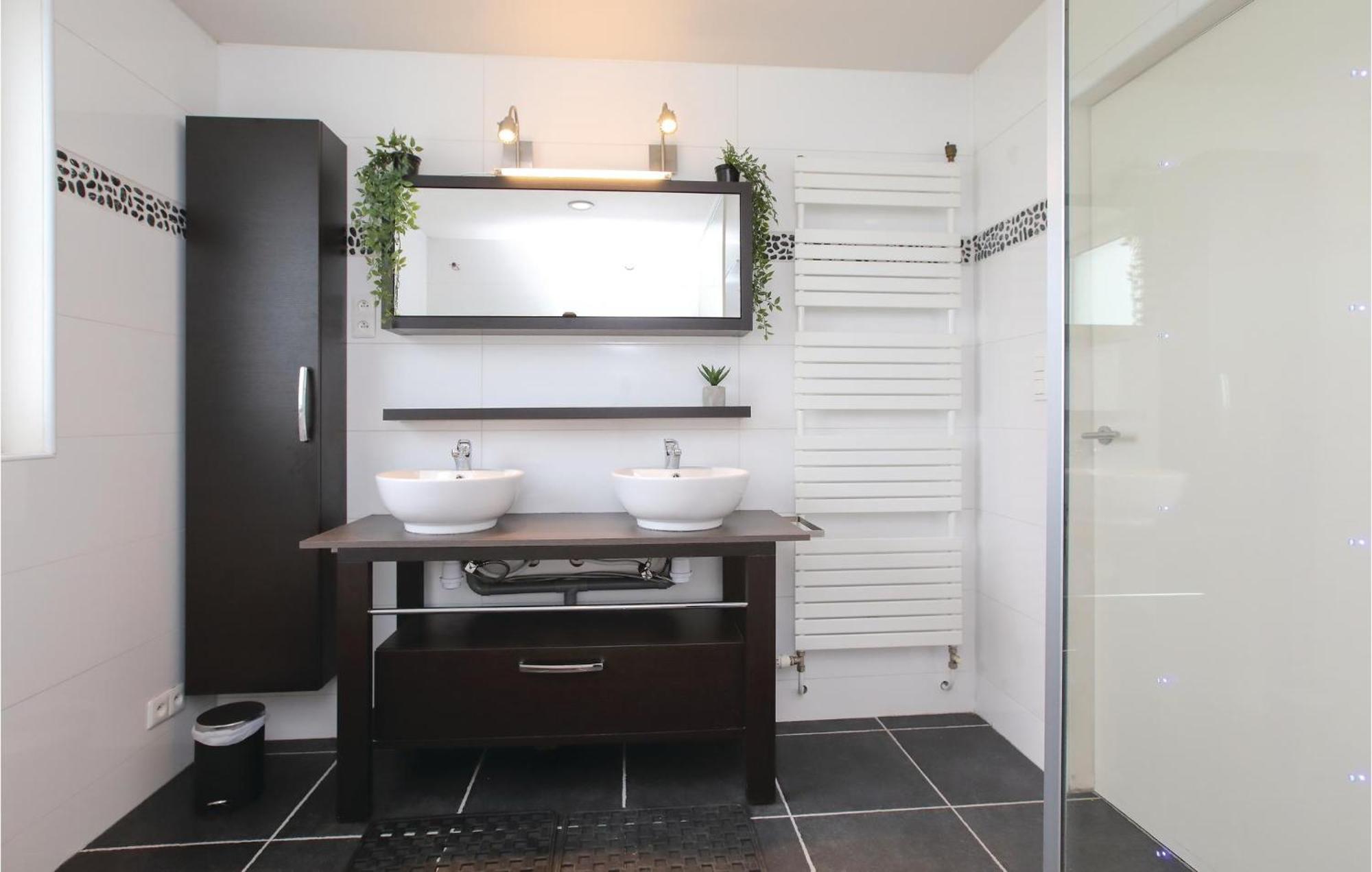 Hébergement de vacances 4 Bedroom Awesome In